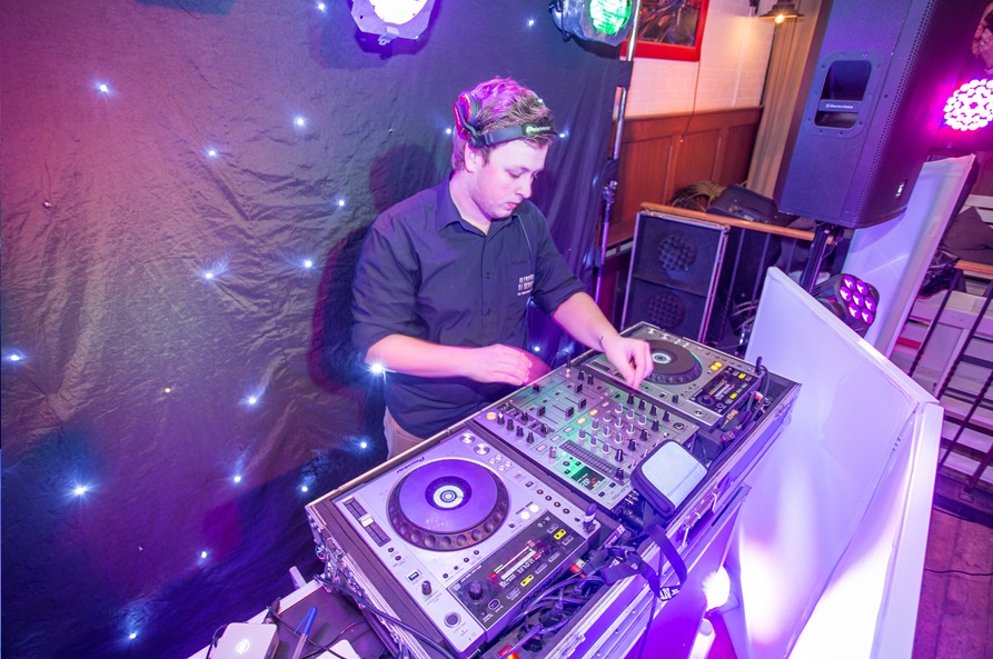 Studentenfeest DJ huren huren van een dj