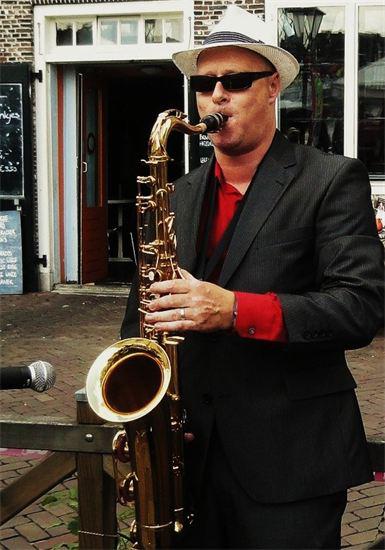 Saxofonist huren saxo en dj