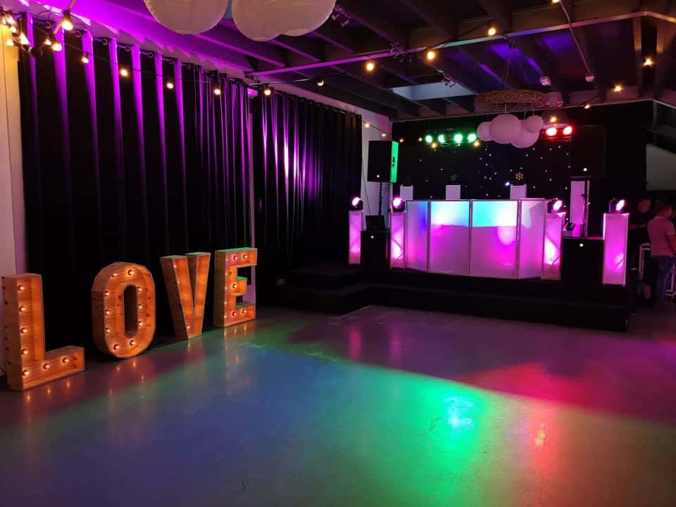 Bruiloft entertainment – 82 ideeën voor activiteiten en invulling van jullie trouwdag 36 Lichtshow van een dj op een bruiloft