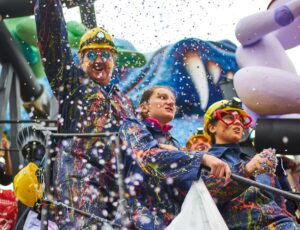 Themafeest ideeën en voorbeelden – 43 thema’s 10 Carnaval themafeest met kleurrijke verkleedkleding en feestelijke sfeer