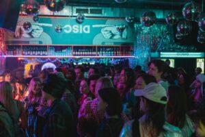 Themafeest ideeën en voorbeelden – 43 thema’s 2 Disco fever themafeest met kleurrijke discolampen en dansvloer