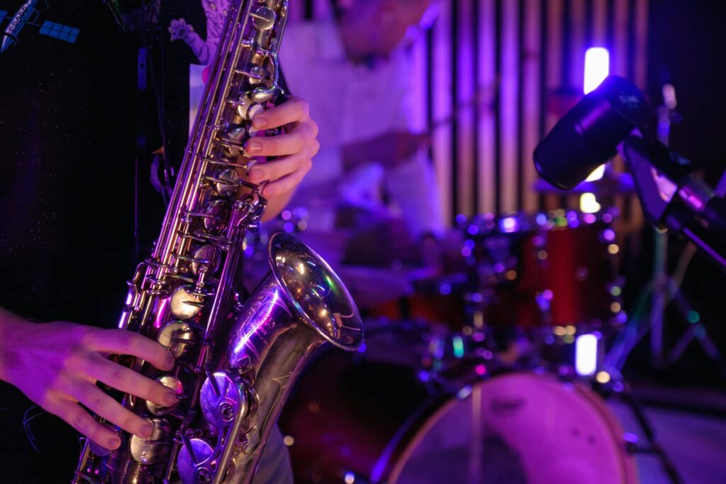Dj met saxofonist – waarom dat zo leuk is! 1 Saxofonist speelt live op een feest | allround dj service
