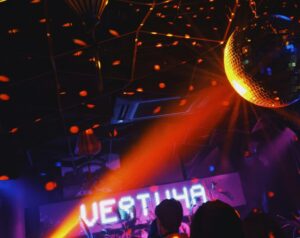 Themafeest ideeën en voorbeelden – 43 thema’s 11 Tijdmachine themafeest met retro decoratie en nostalgische sfeer