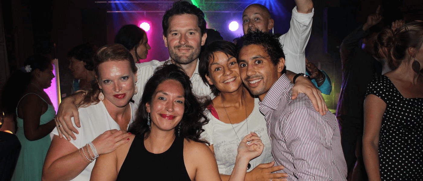 Verjaardag vriendengroep op feest