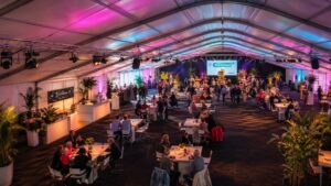 Wat heb je nodig om een feest te organiseren? 2 Jumbo boogspant feesttent, ook wel alupaviljoen genoemd | allround dj service