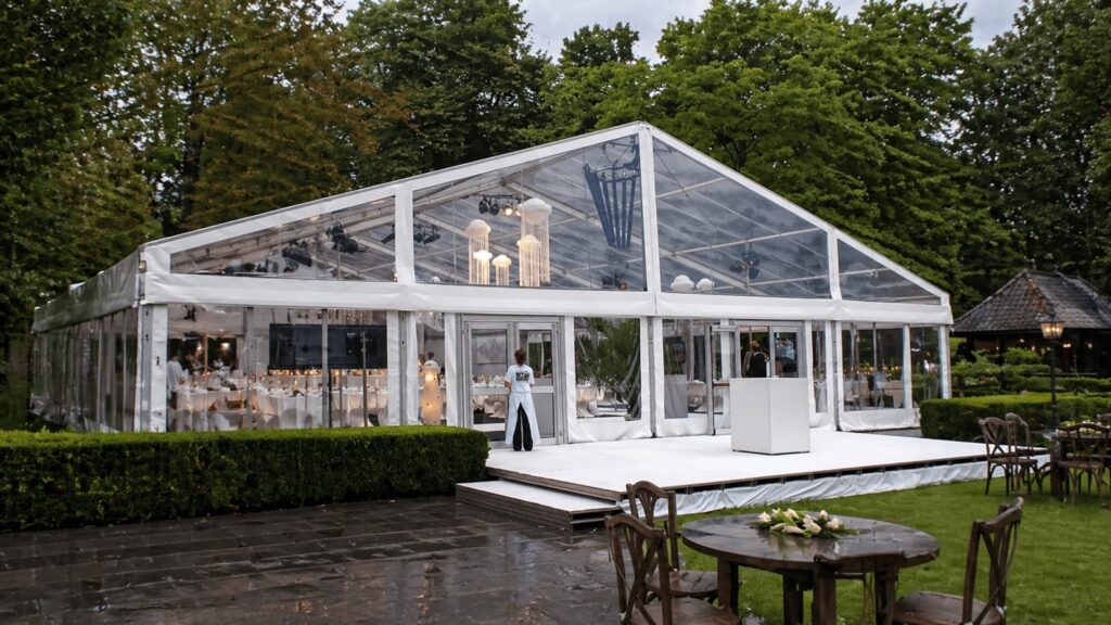 Transparante feesttent met veel lichtinval | allround dj service
