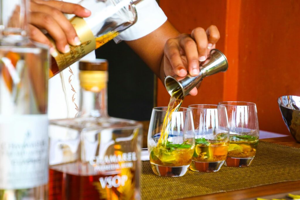 Gasten maken zelf cocktails op een bruiloft | allround dj service