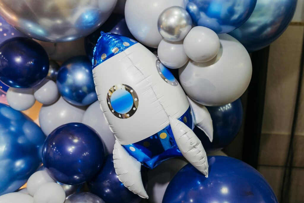 Space adventure thema schoolfeest met sterren en futuristische decoratie | allround dj service