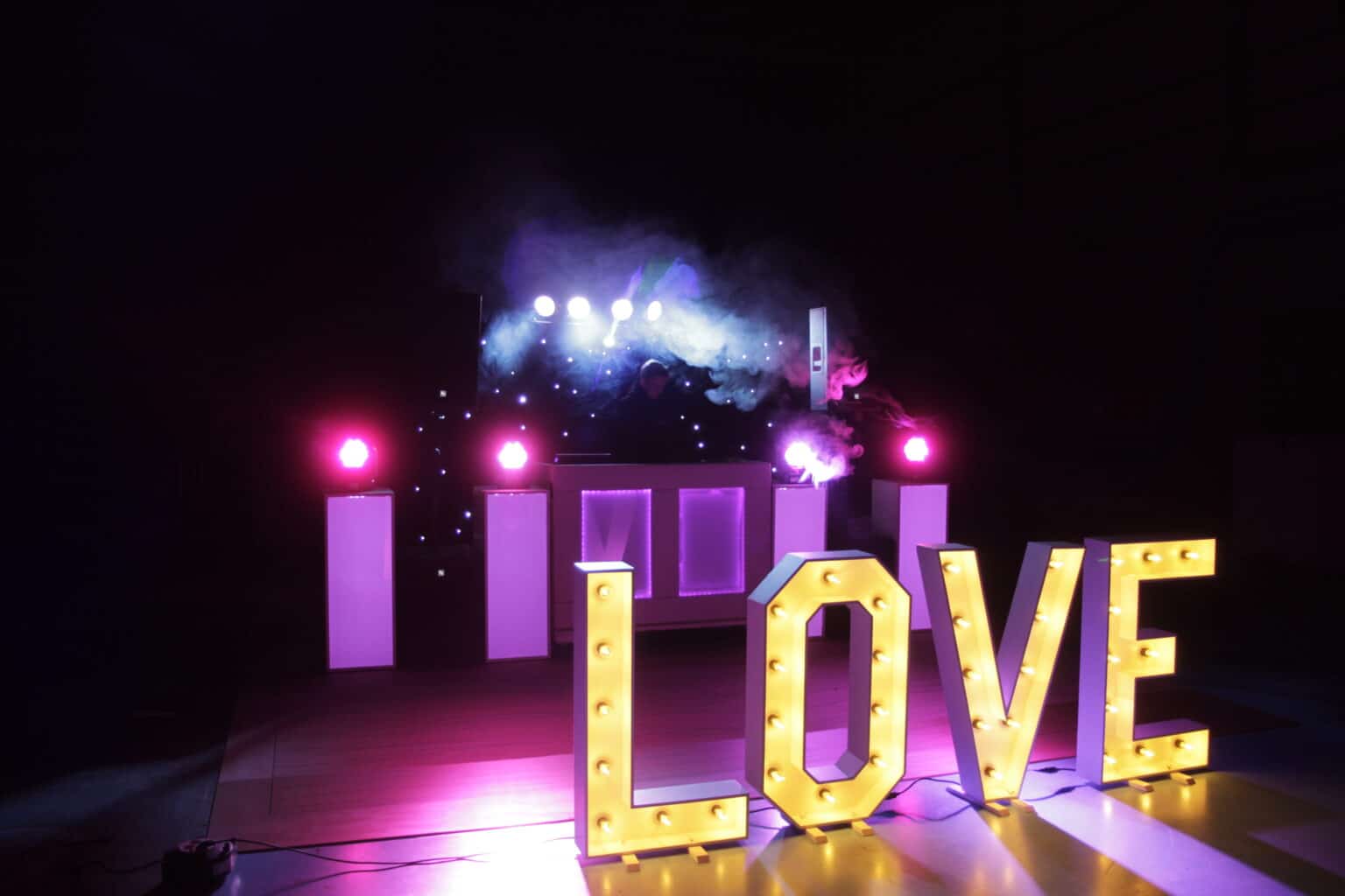 Groot verlicht love bord op podium