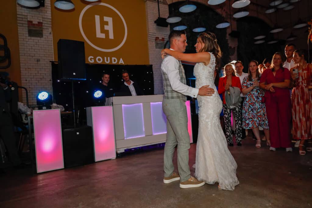 Bruidsdans in feestelijke omgeving.