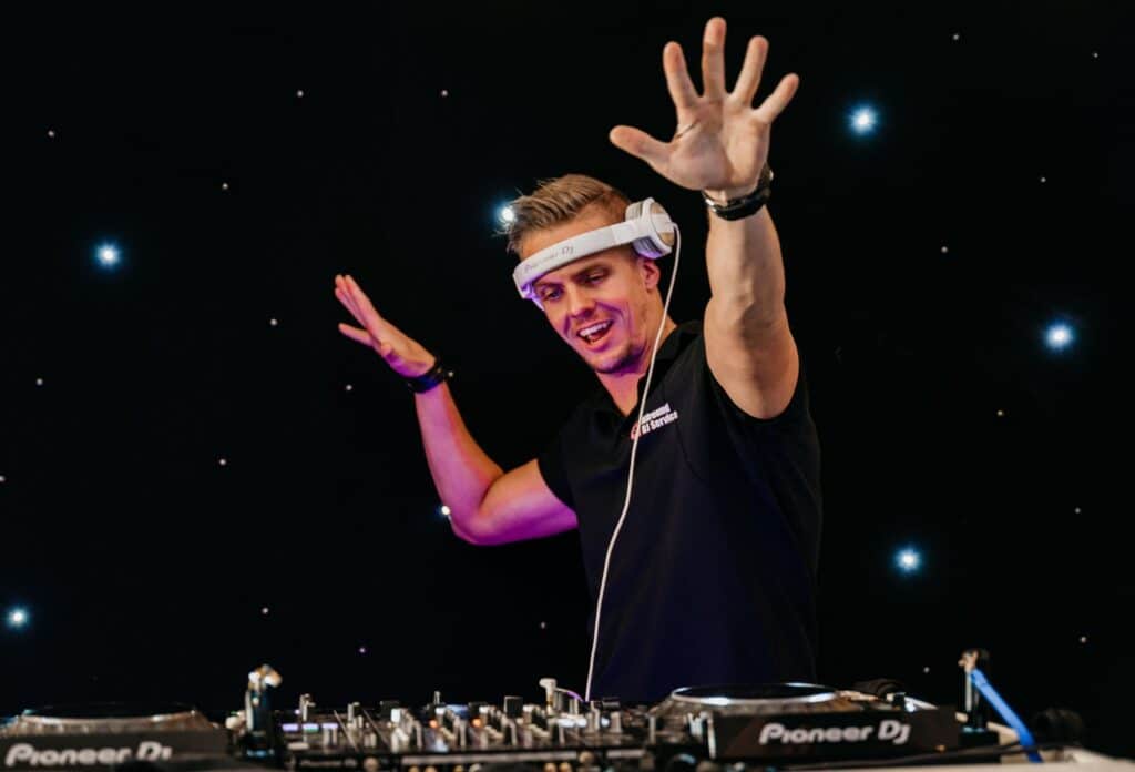 DJ draait muziek op een podium