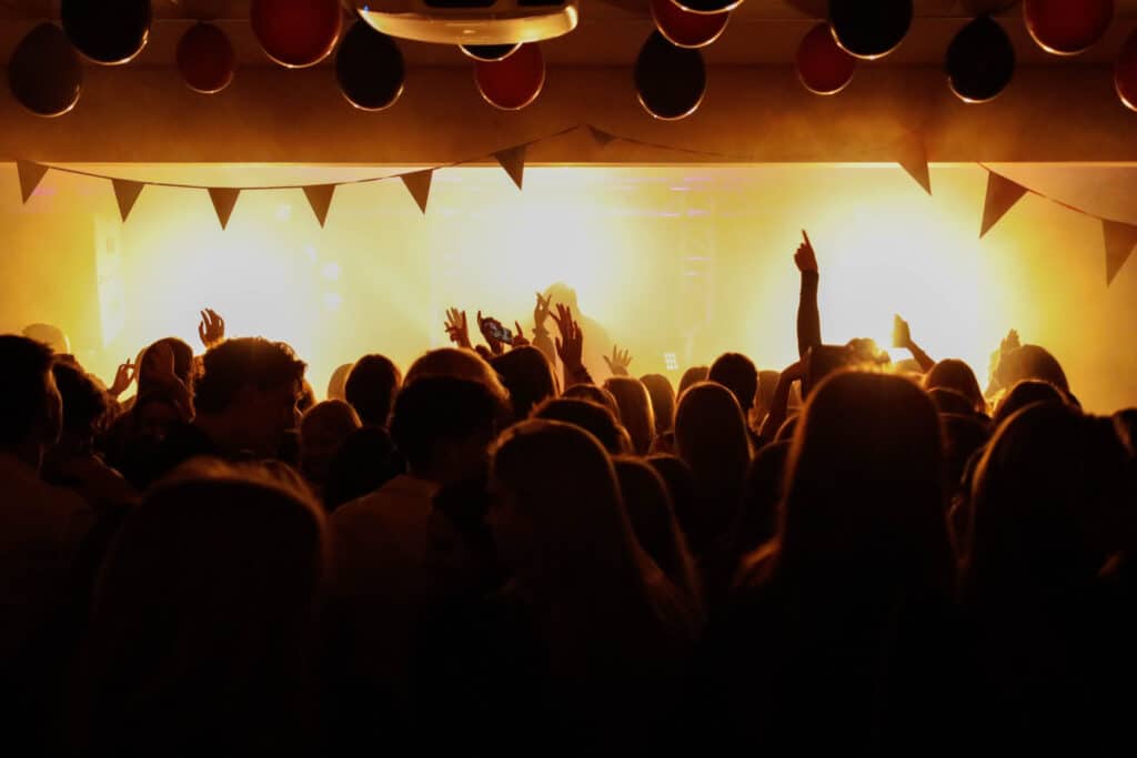 Feest met dansende mensen en lichten