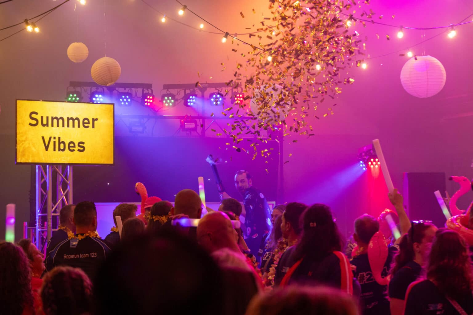 Feestelijke sfeer met kleurrijke lichten