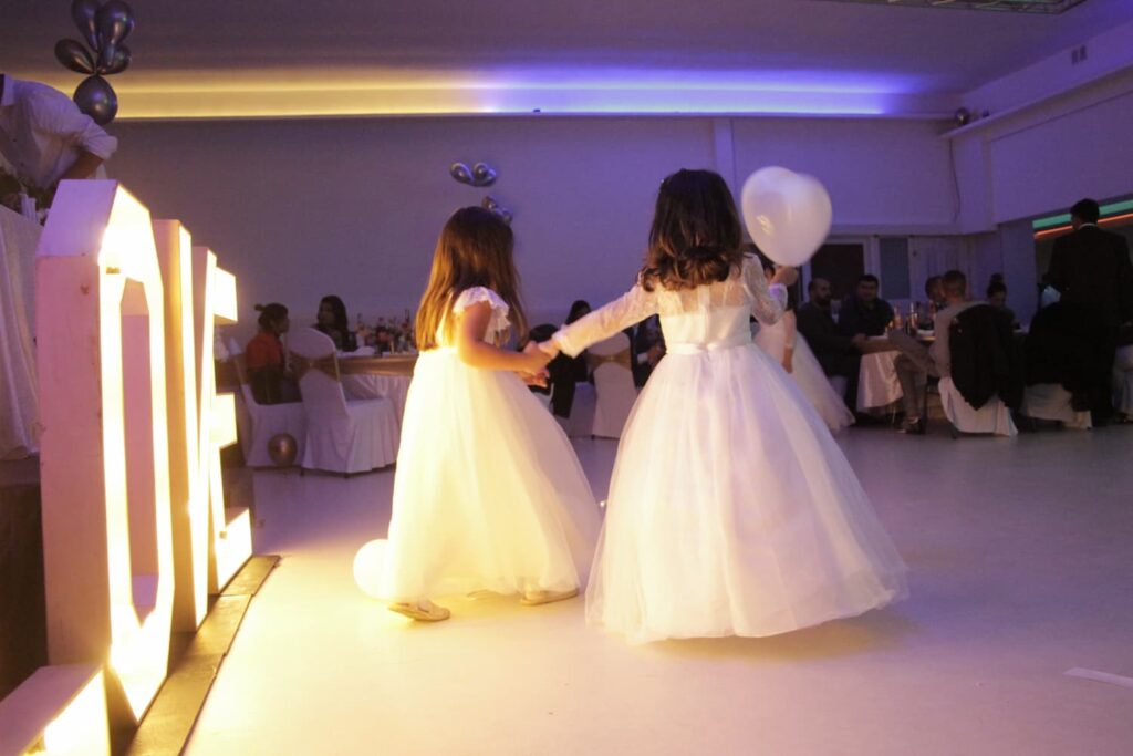 Twee meisjes in witte jurken