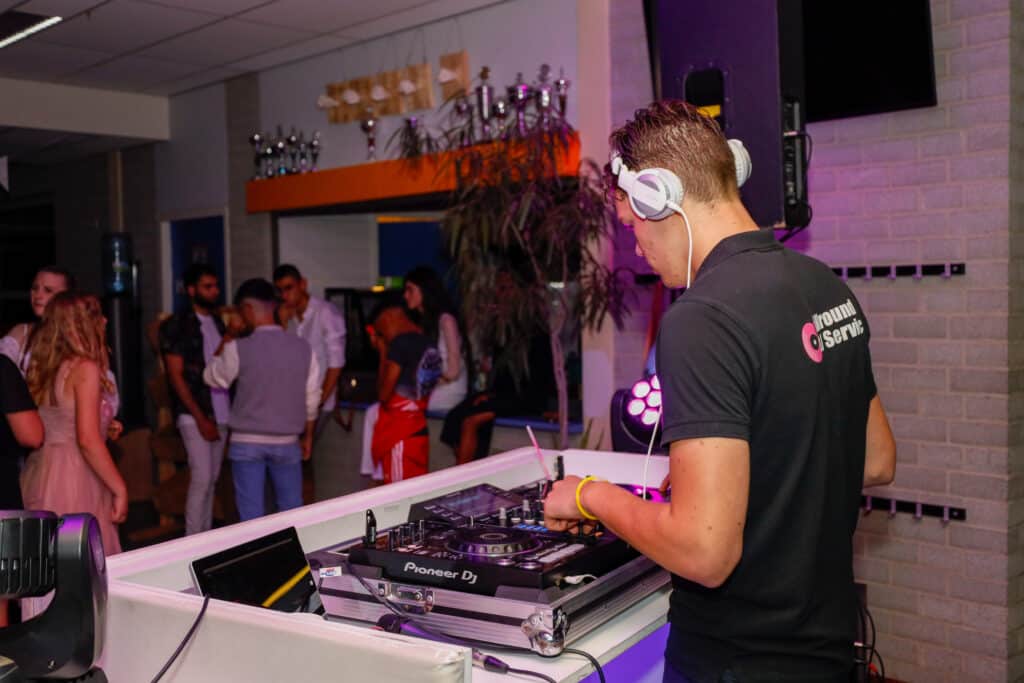 DJ draait muziek op een feest