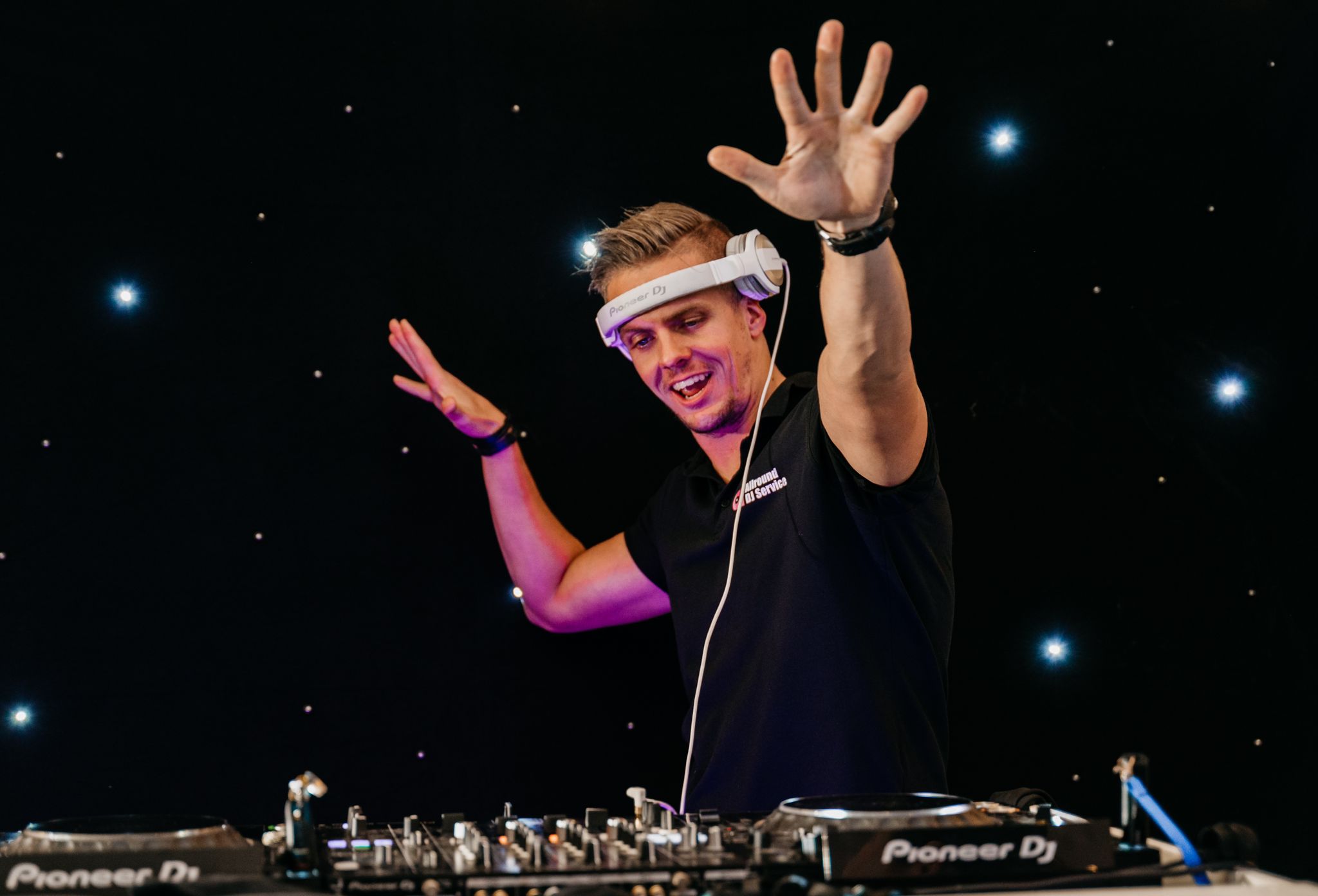 Dj draait muziek met enthousiasme