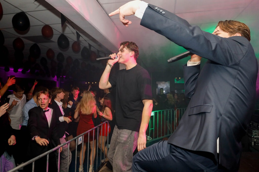 Feest met zangers en dansers.