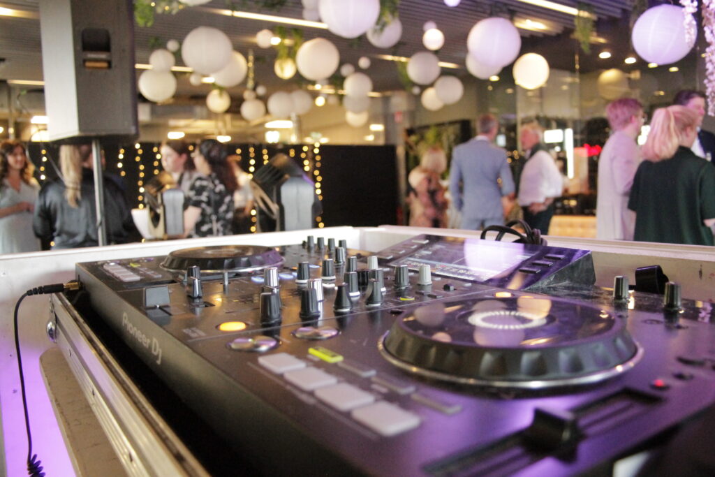 Dj-apparatuur op een feestlocatie
