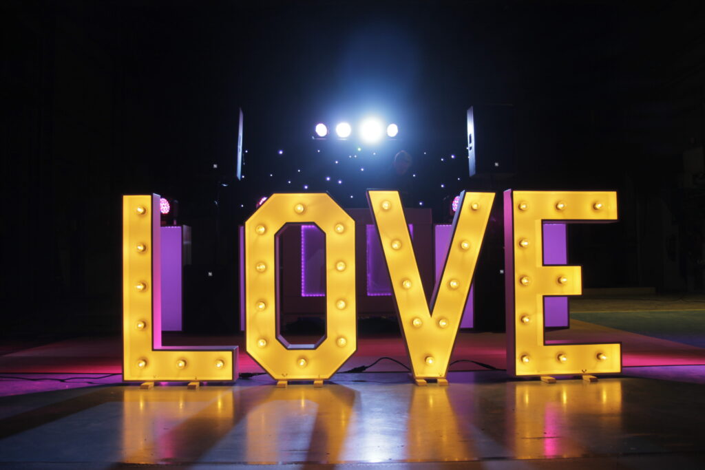 Grote verlichte letters van 'love'