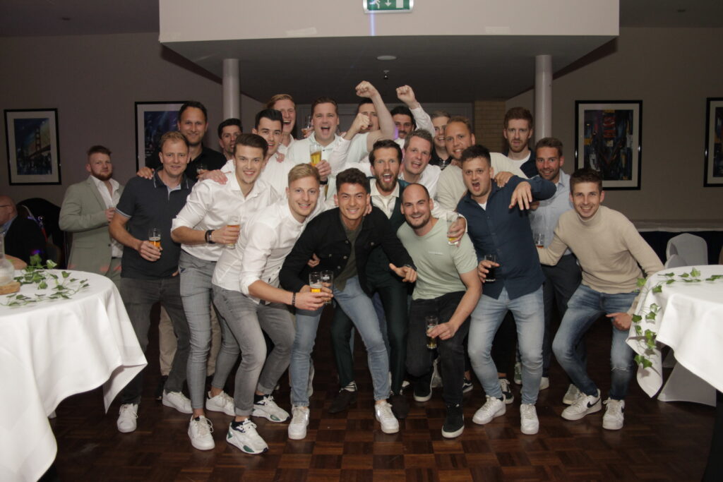 Groep mensen op een feest.