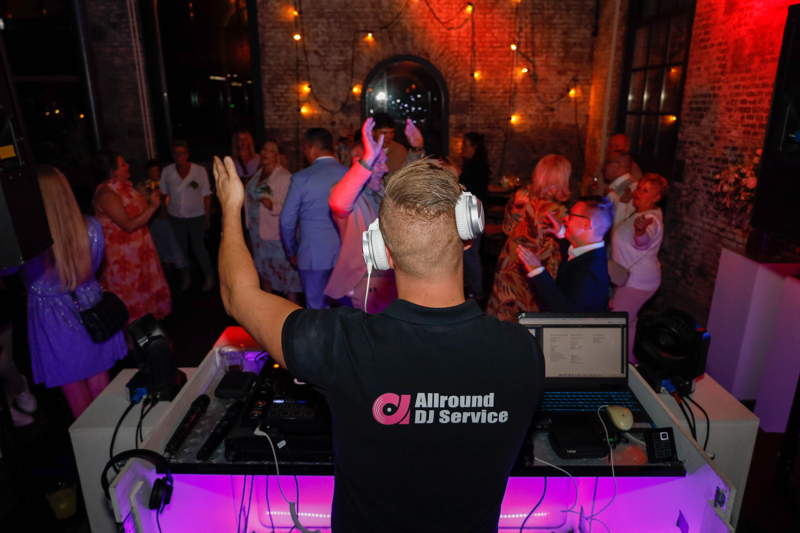 Dj draait muziek op feest