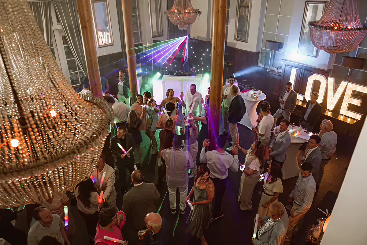 Bruiloft dj 9 Feestelijke dansvloer met lichtshows