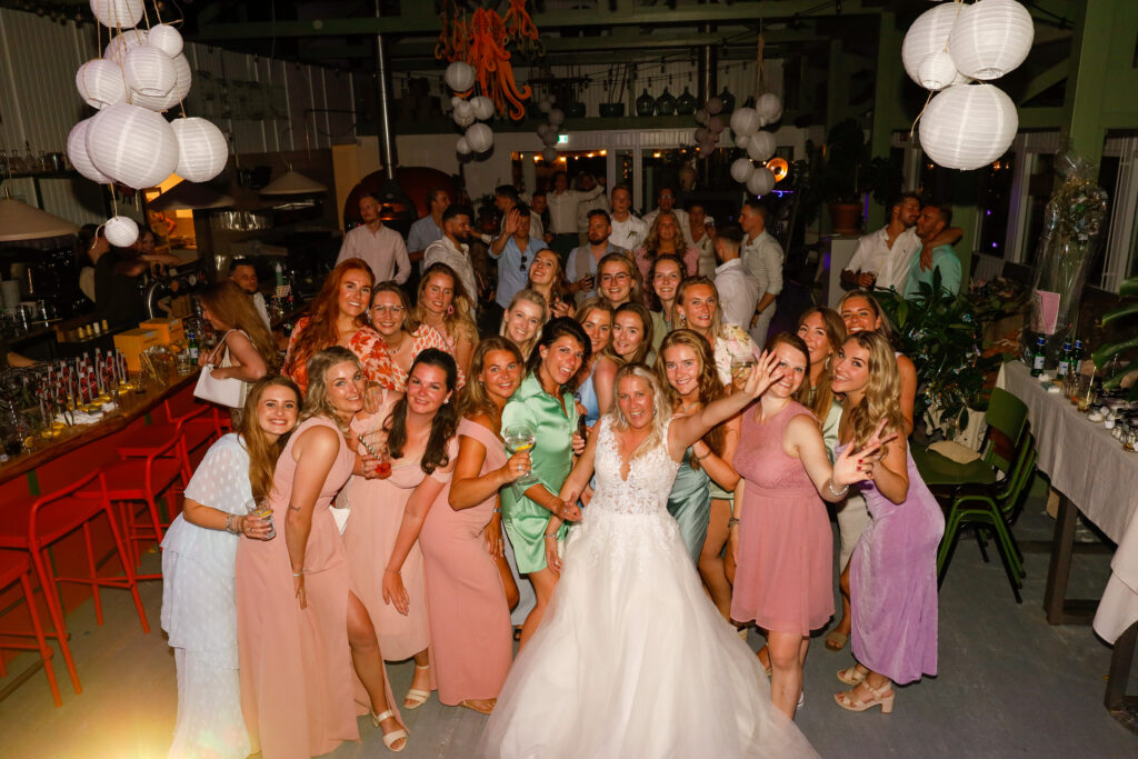 Feestelijke groep met bruid in jurk.