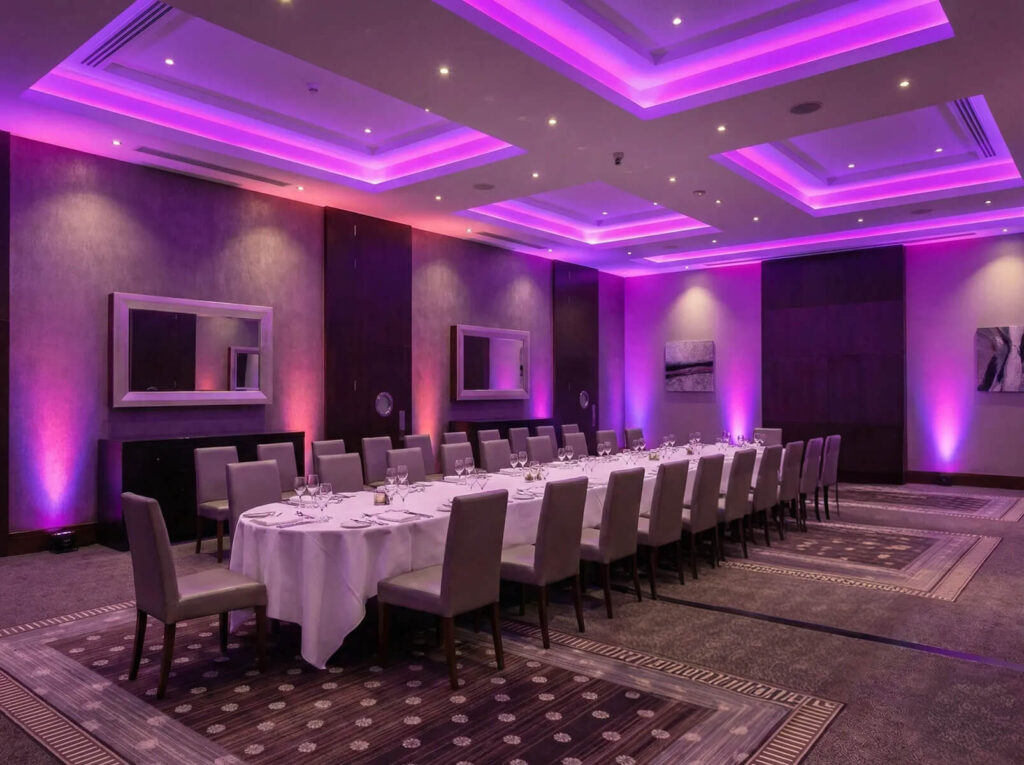 Elegante zaal met paarse verlichting