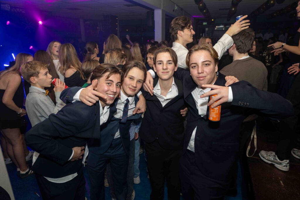 Feestende jongeren in formele kleding.