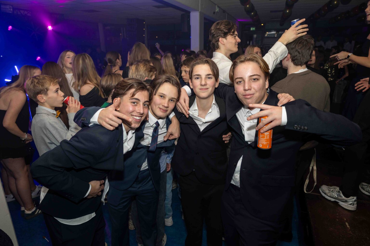 Feestende jongeren in formele kleding.