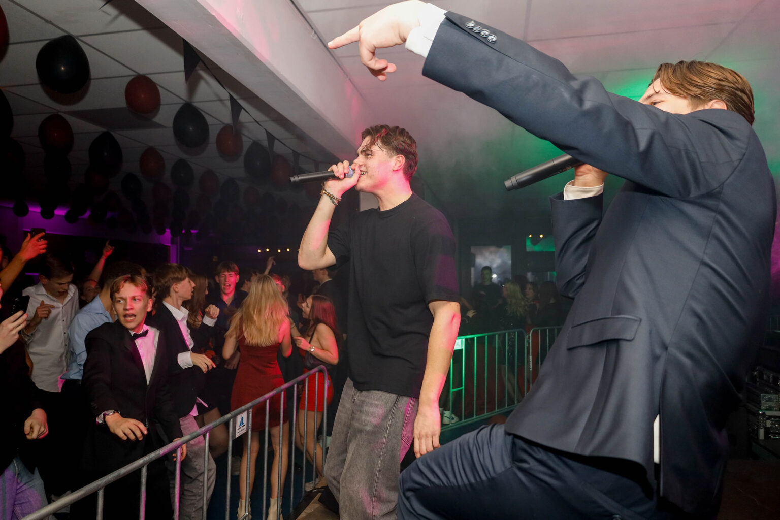 Feest met live muziek en dansers