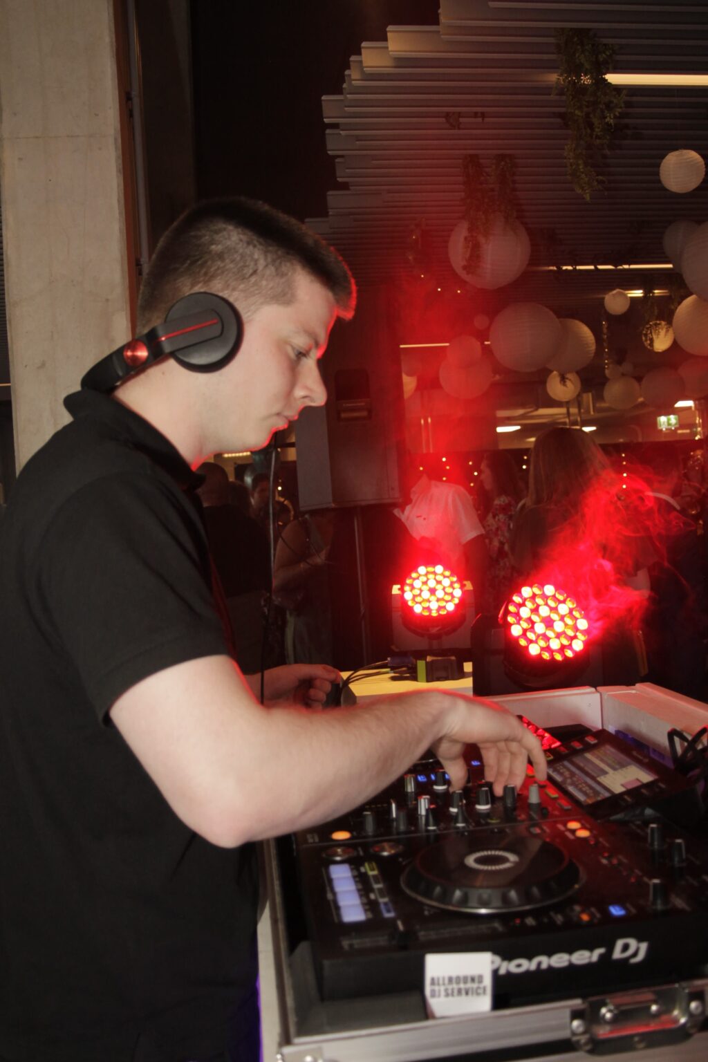 Dj draait muziek op een feest