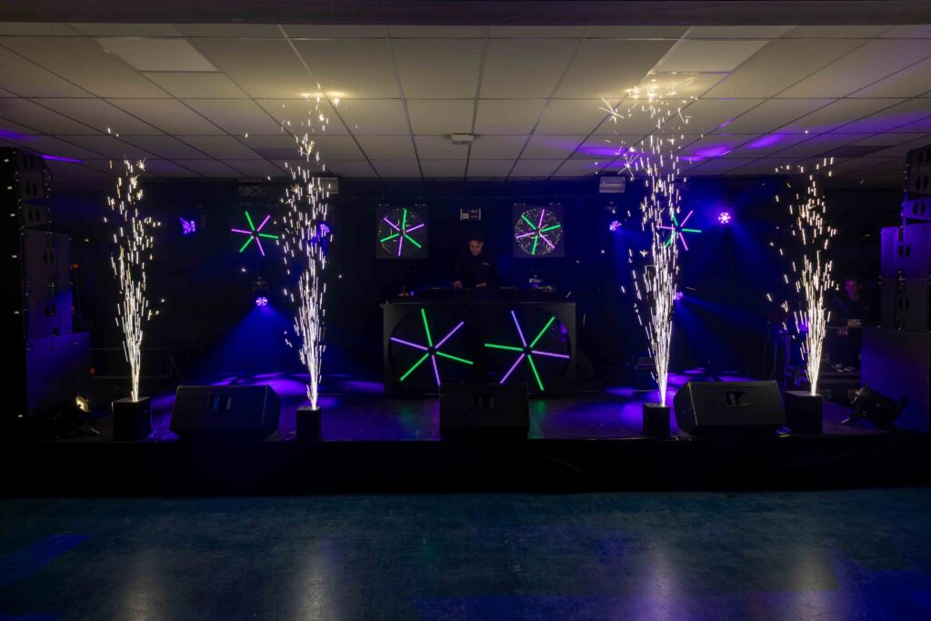 Dj-set met licht en vuurwerk
