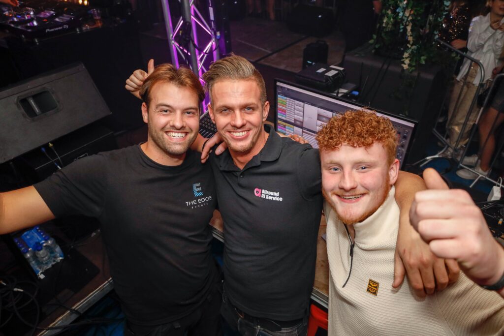 Drie mensen op een feestlocatie.