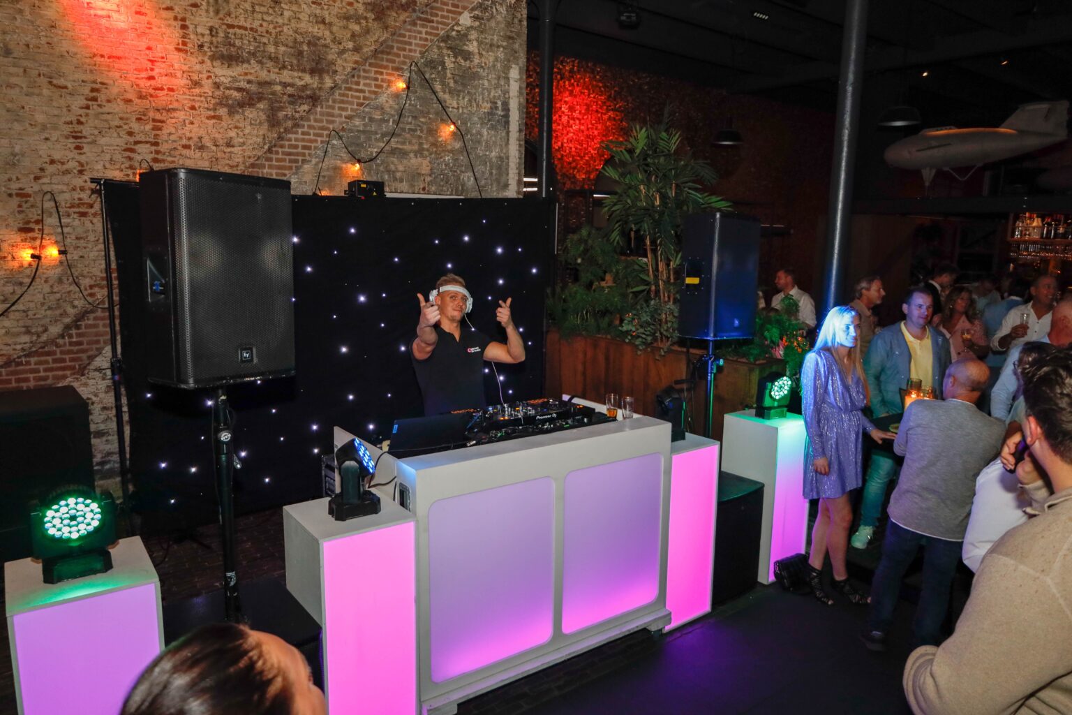 Dj draait muziek op een feest
