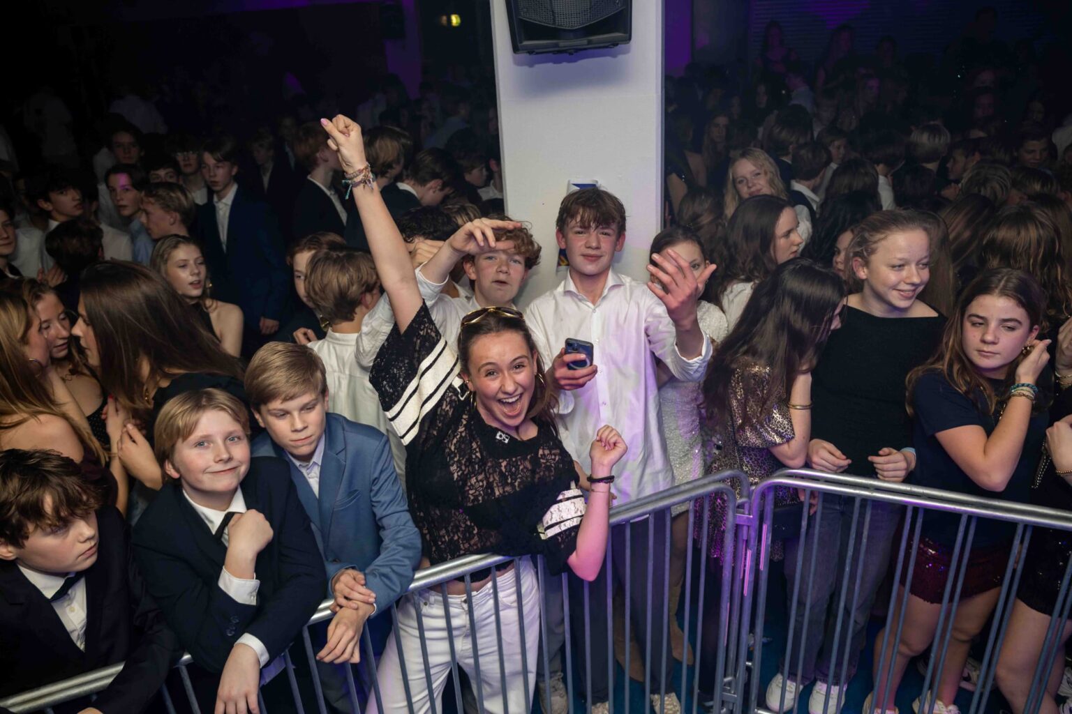 Feestende mensen op een dansvloer