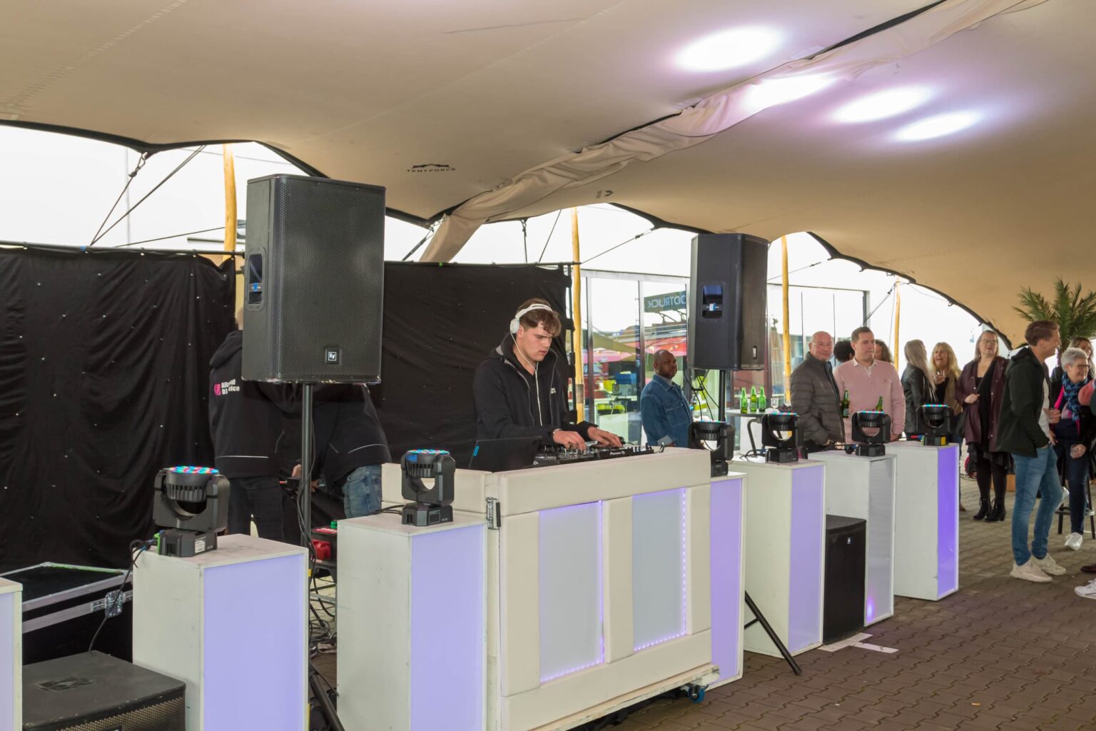 Dj aan het werk op evenement
