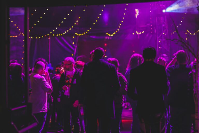 Feest met mensen en sfeerverlichting.