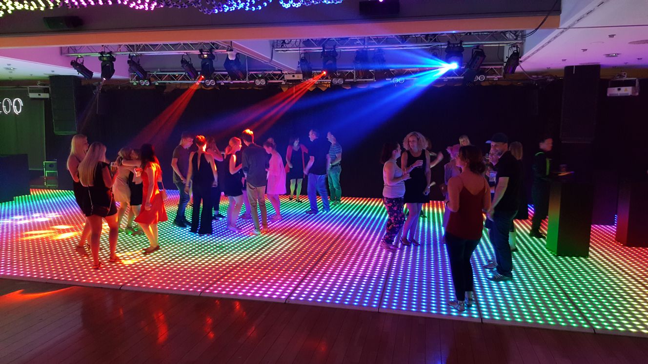 Feest met dansende mensen en lichten