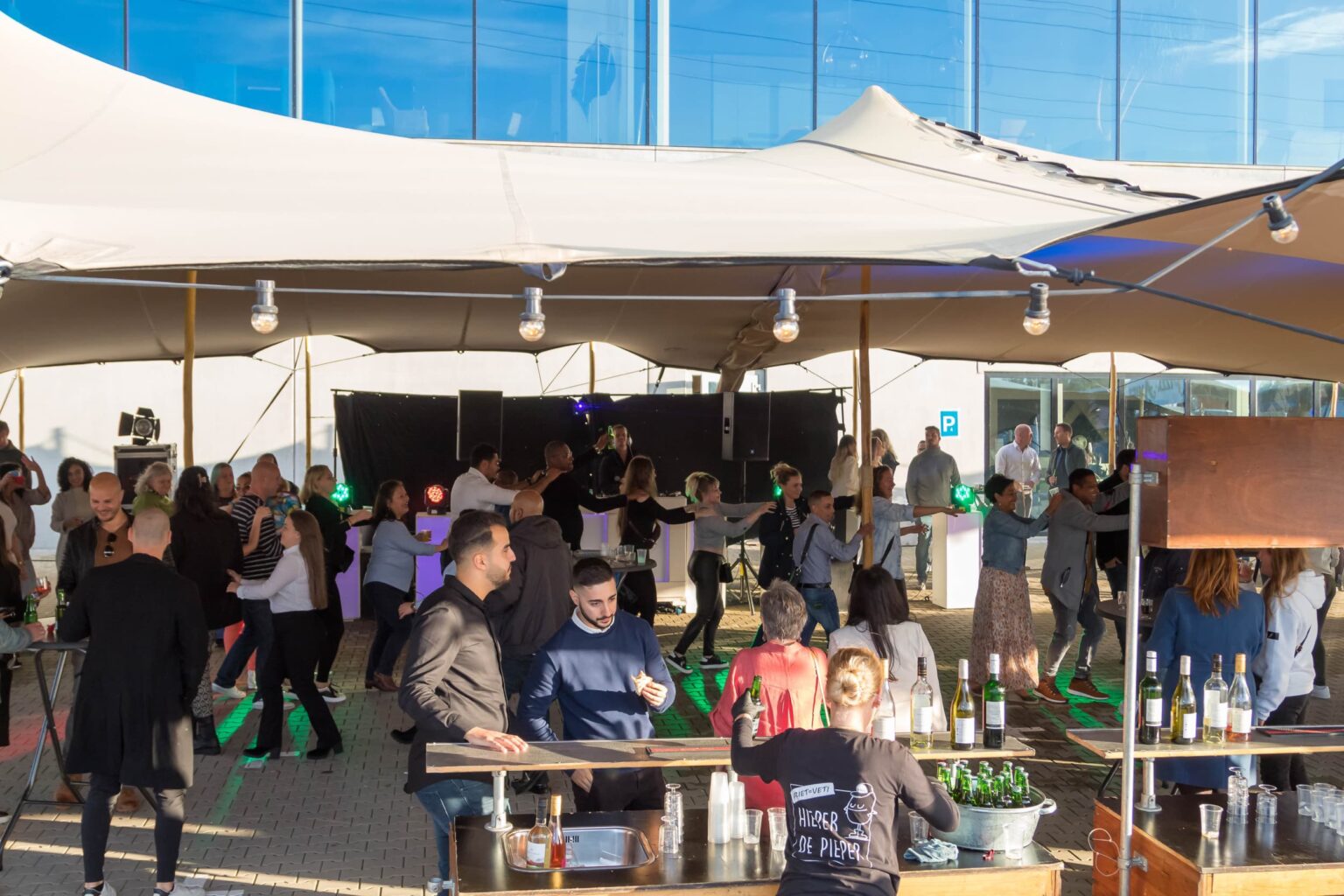 Opening bedrijfspand 20 Feestelijke bedrijfsopening met dans en muziek, opening bedrijfspand