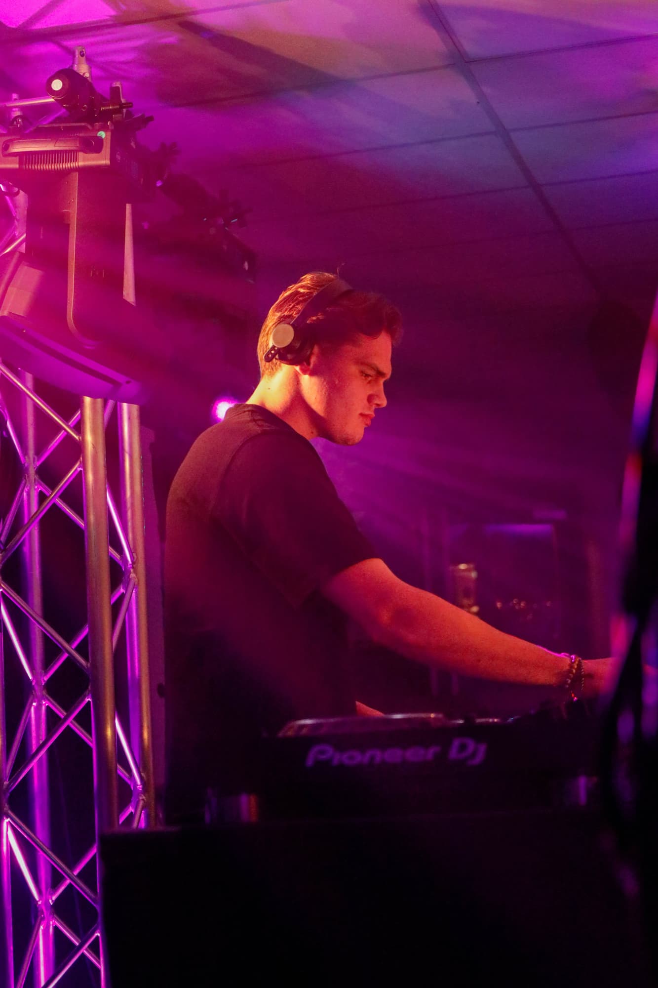 Bruiloft dj 11 Dj draait muziek in kleurrijke verlichting.