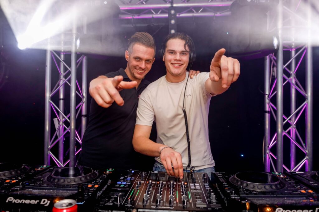 Twee dj's achter een mengpaneel.