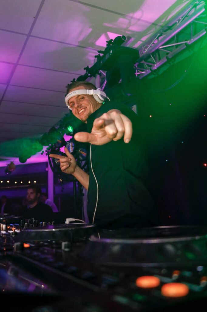 Dj draait muziek op een feest