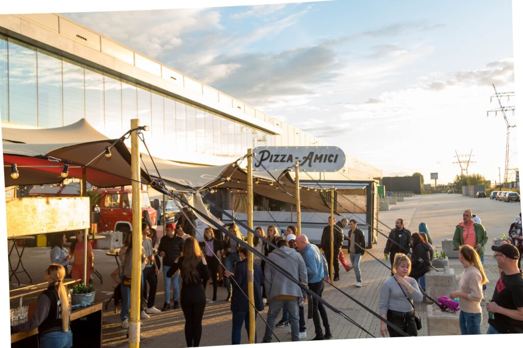 Mensen genieten van pizza buiten.