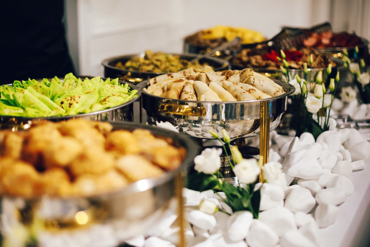 Buffet met diverse gerechten en salades