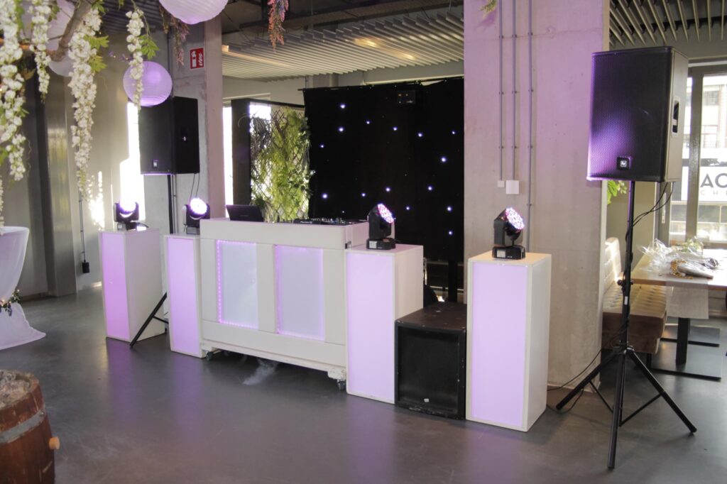 Moderne dj-setup met verlichting