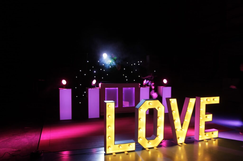 Decoratie en styling 5 Groot verlicht 'love' teken als decoratie