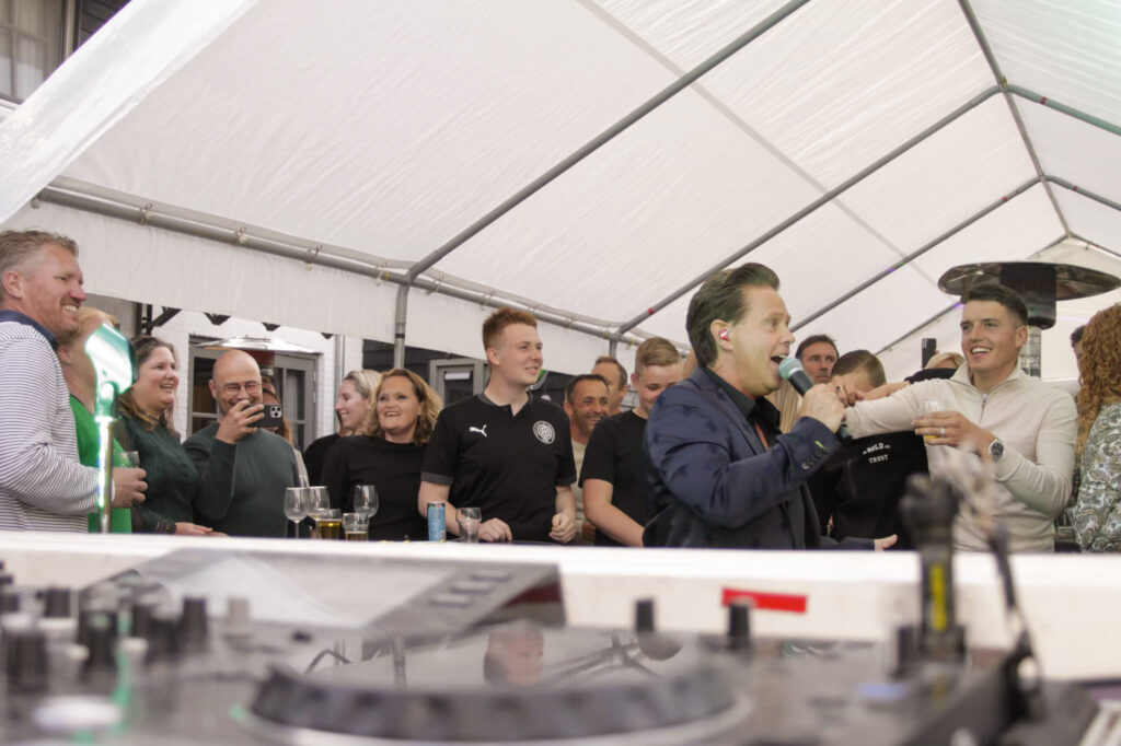 Mensen genieten van een feest.