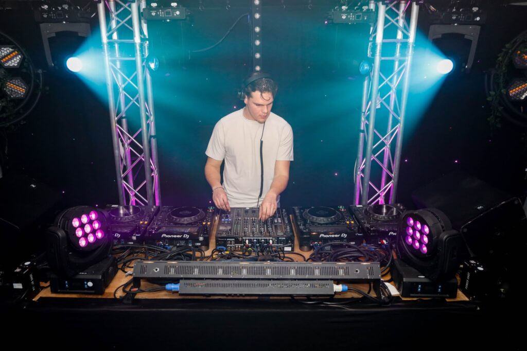 Dj draait muziek op een podium
