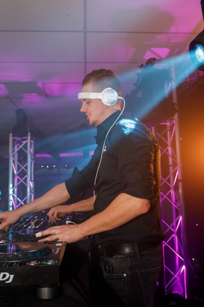 Dj aan het draaien met lichten